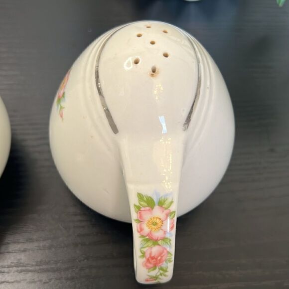 Large Vintage Porcelain Salt and Pepper Shaker Set - Picture 4 of 5